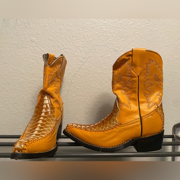 Kids cowboy boots. Made in Mexico. Frayeri brand. Size 9. Never worn. - Picture 3 of 5